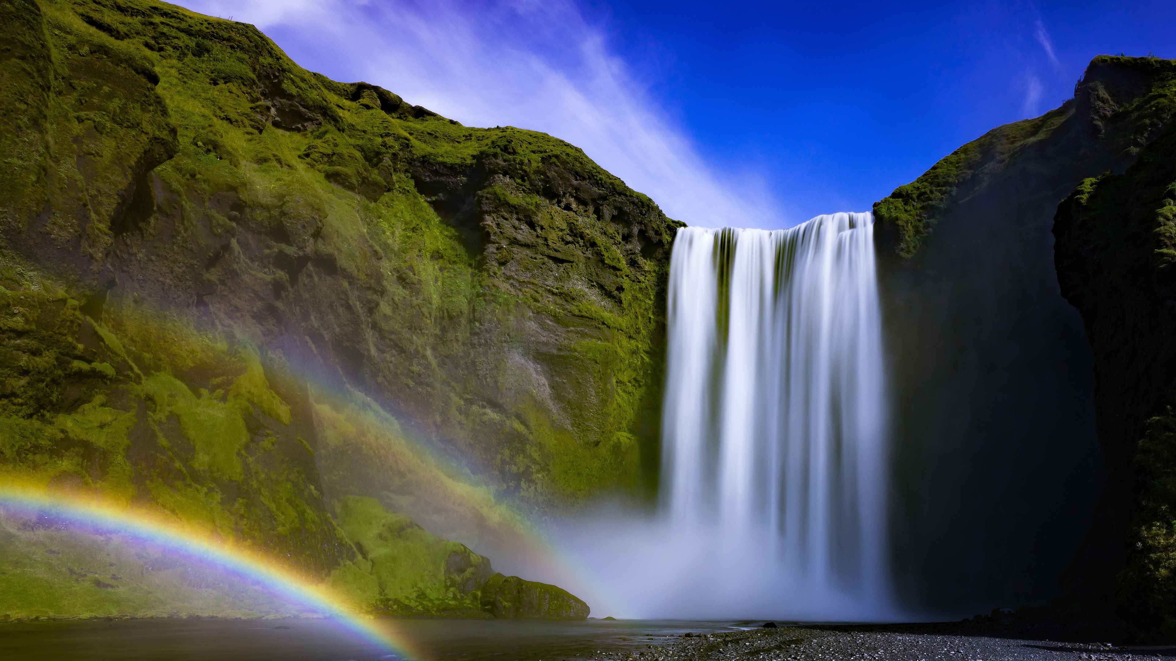 Cascades Sur la Montagne Rocheuse Grise Sous Ciel Bleu Pendant la Journée. Wallpaper in 3840x2160 Resolution