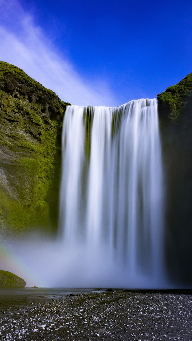 Cascadas en la Montaña Rocosa Gris Bajo un Cielo Azul Durante el Día. Wallpaper in 750x1334 Resolution