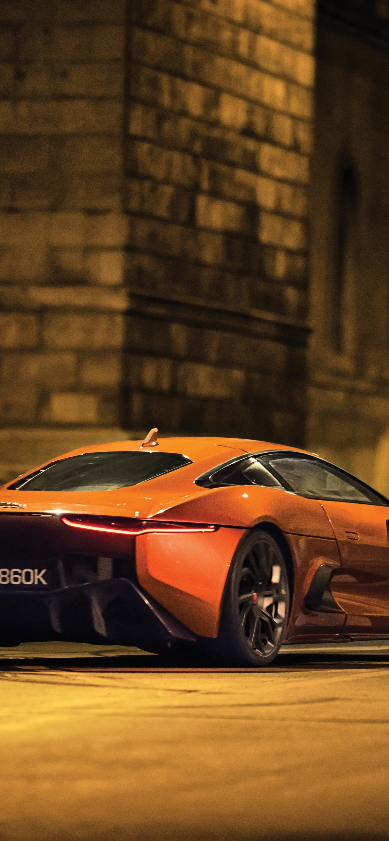 Porsche 911 Orange Sur Route Pendant la Journée. Wallpaper in 1242x2688 Resolution