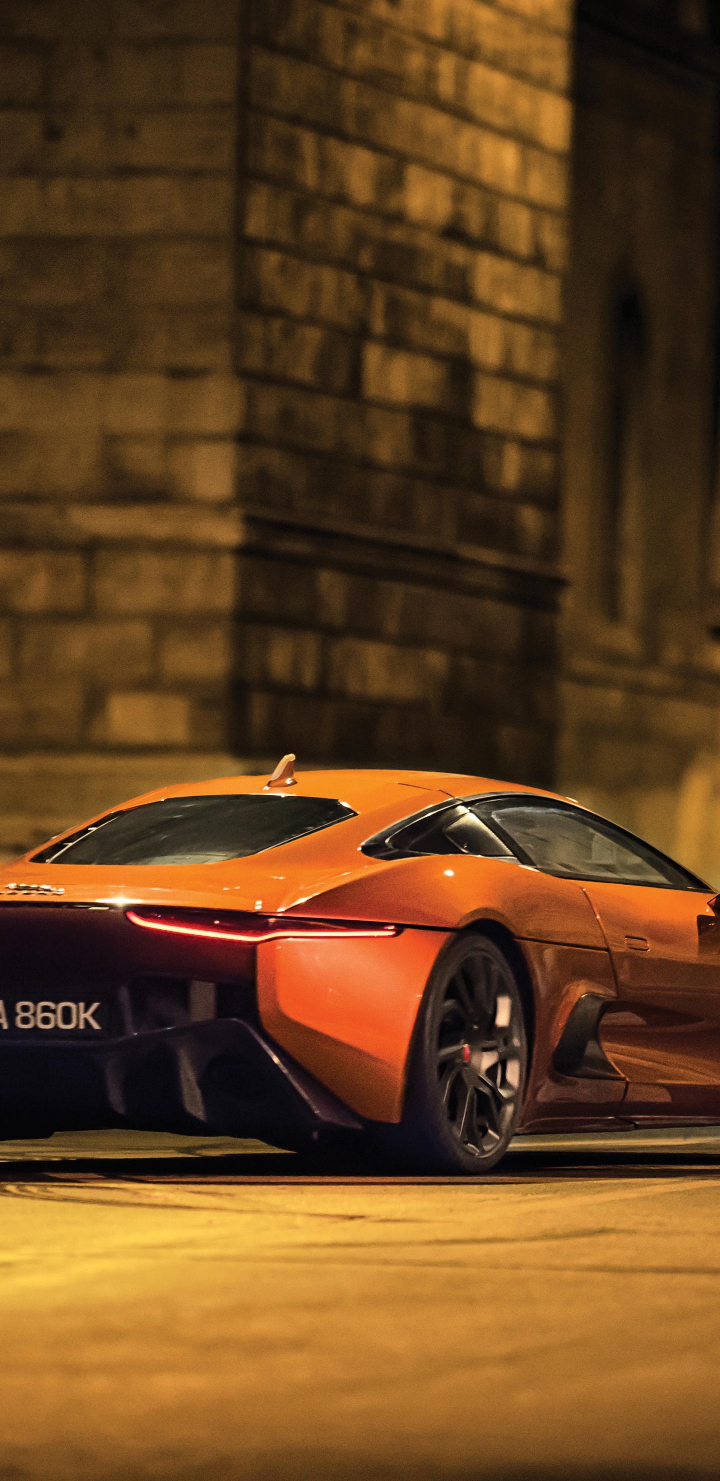 Porsche 911 Orange Sur Route Pendant la Journée. Wallpaper in 1440x2960 Resolution