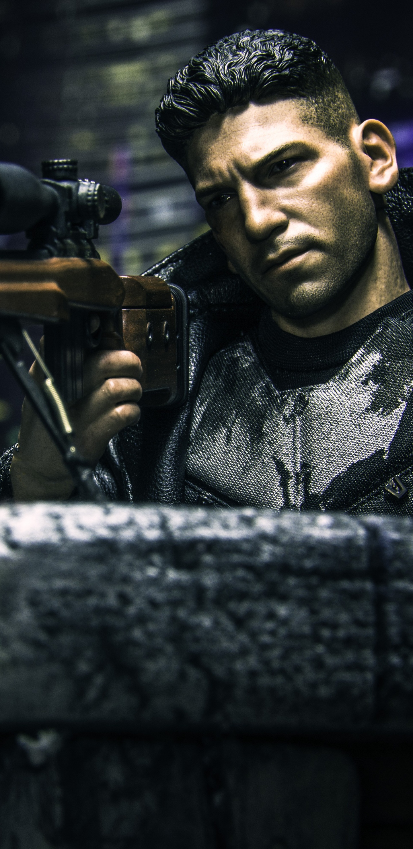 Mann in Schwarzer Jacke Mit Schwarzer Kamera. Wallpaper in 1440x2960 Resolution