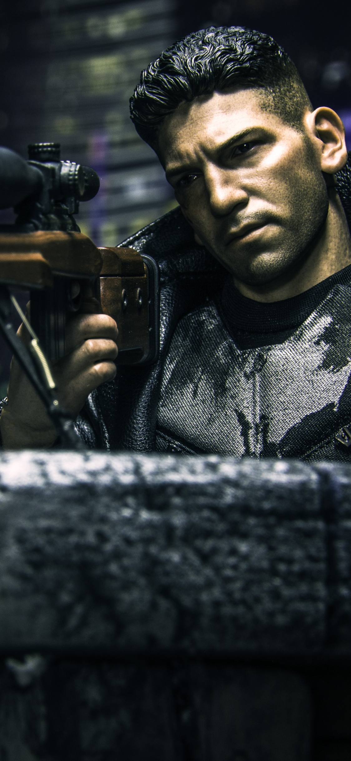 Hombre de Chaqueta Negra Sosteniendo Una Cámara Negra. Wallpaper in 1125x2436 Resolution