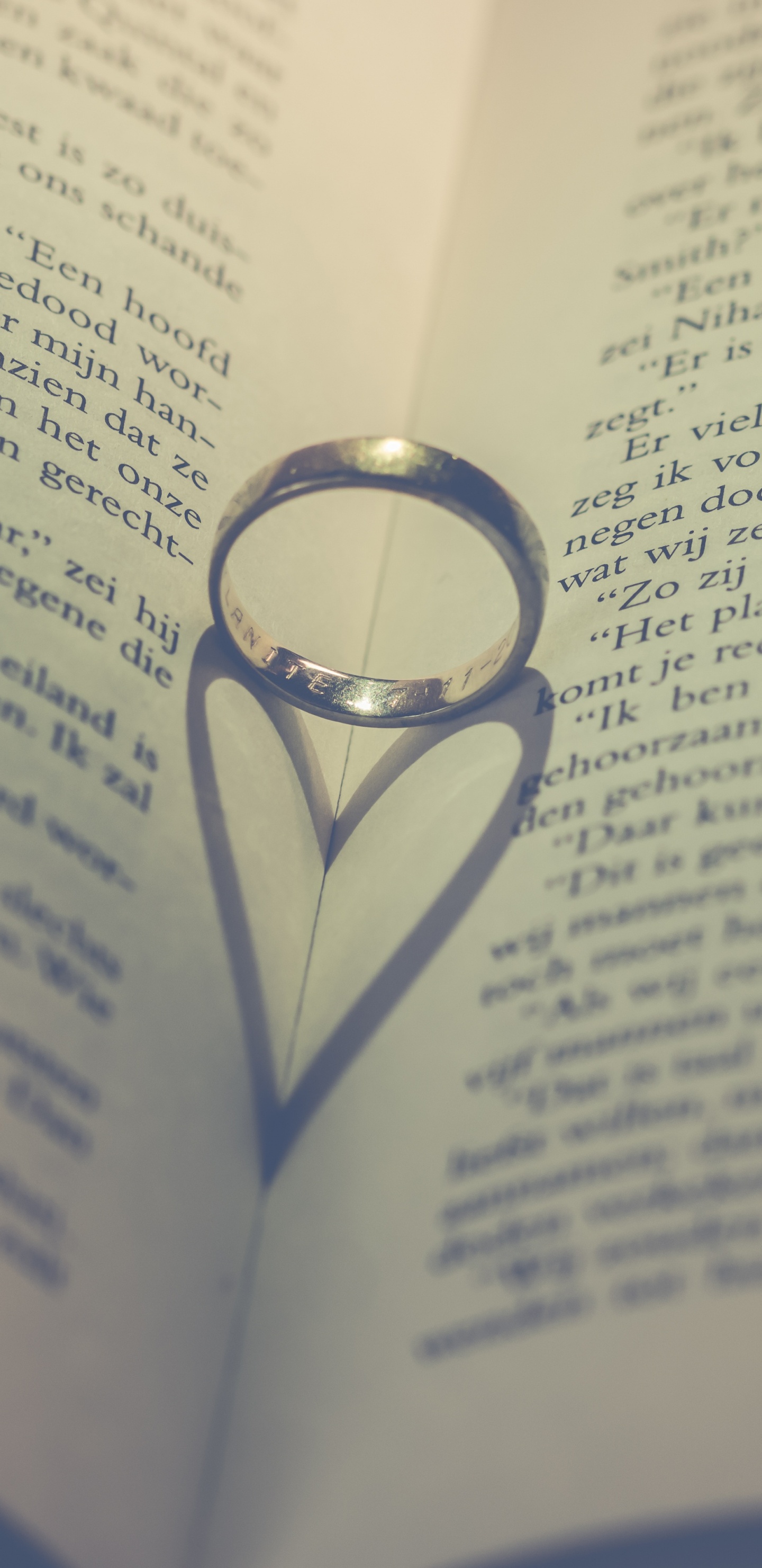 Bague en Argent Sur la Page du Livre. Wallpaper in 1440x2960 Resolution