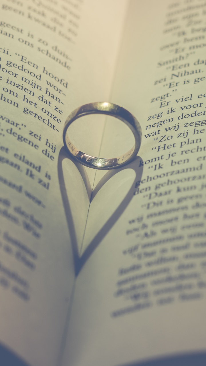 Anillo de Plata en la Página Del Libro. Wallpaper in 720x1280 Resolution