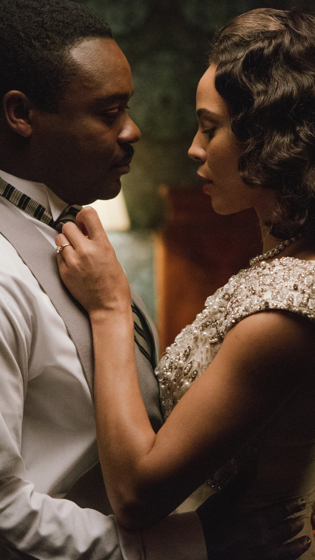 Homme en Chemise Blanche Embrassant Une Femme en Robe Noire Sans Manches. Wallpaper in 1080x1920 Resolution