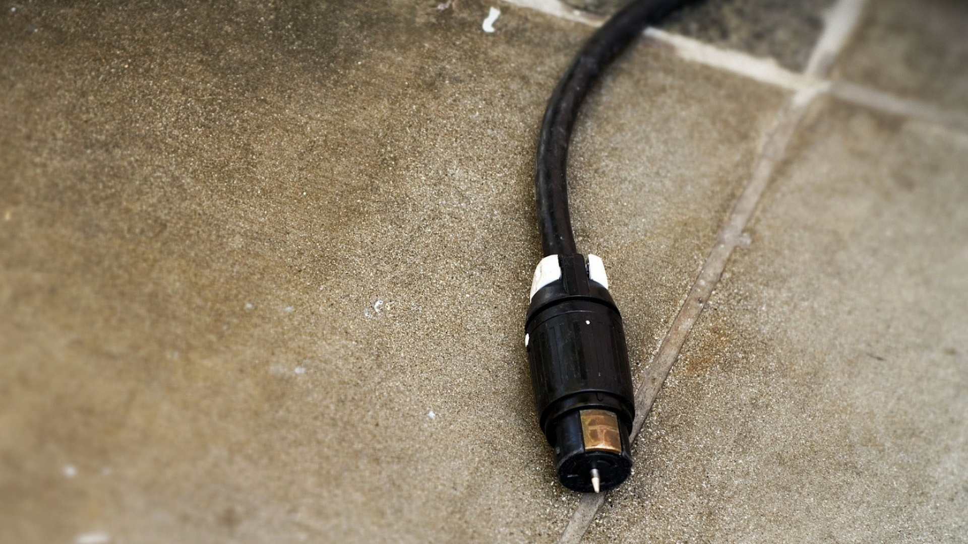 Conector de Audio Negro Sobre Textil Marrón. Wallpaper in 1920x1080 Resolution