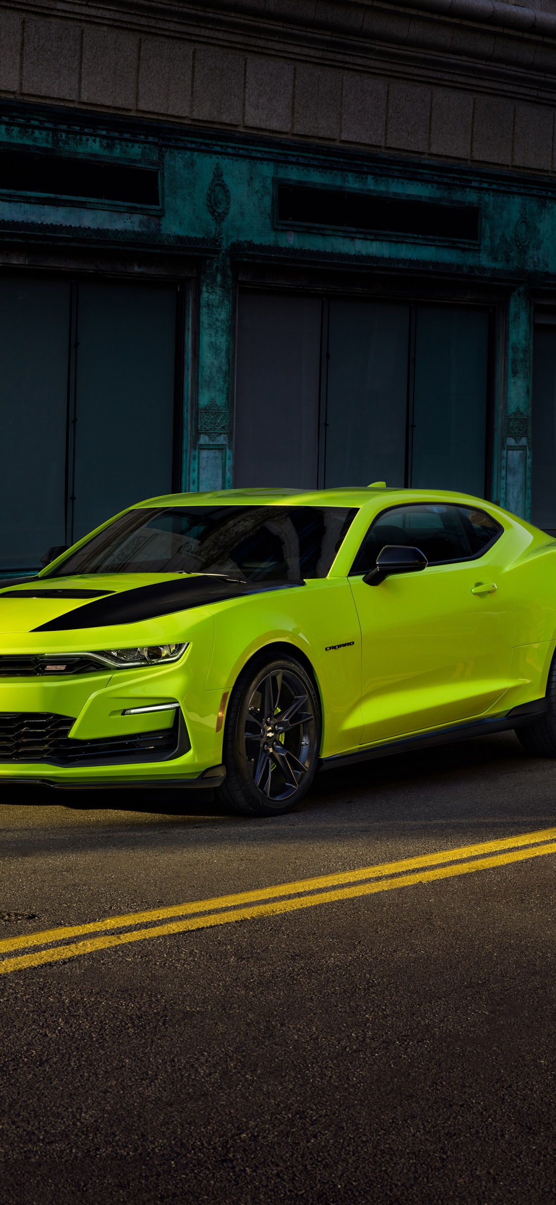 Porsche 911 Jaune Garée Sur Rue. Wallpaper in 1125x2436 Resolution