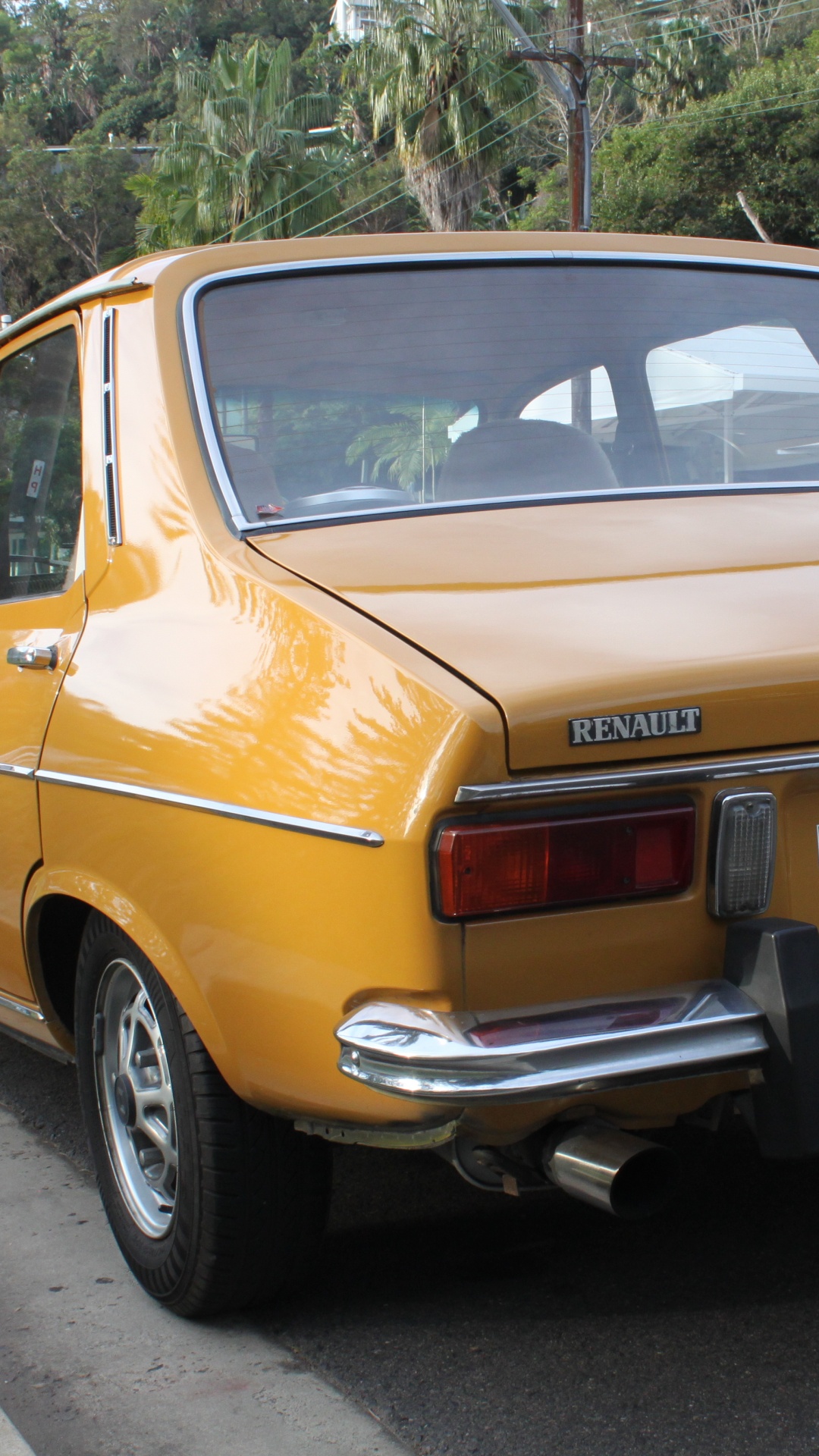 Gelbe Limousine am Straßenrand Geparkt. Wallpaper in 1080x1920 Resolution