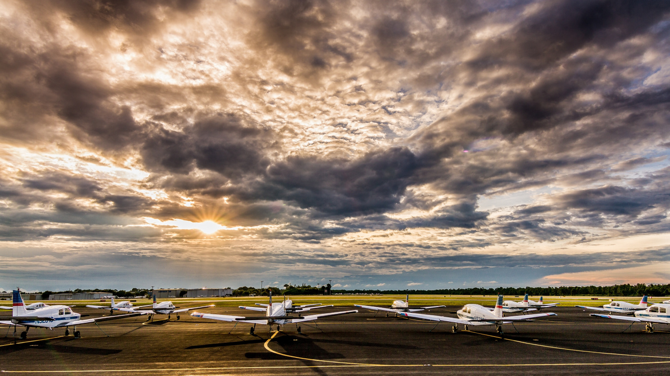Avion Blanc et Noir Sur Route Asphaltée Grise Sous un Ciel Nuageux Gris Pendant la Journée. Wallpaper in 1366x768 Resolution
