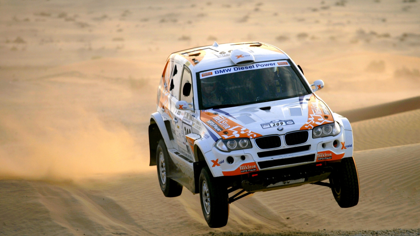 Bmw m 3 Blanc et Rouge Sur Sable Brun. Wallpaper in 1366x768 Resolution