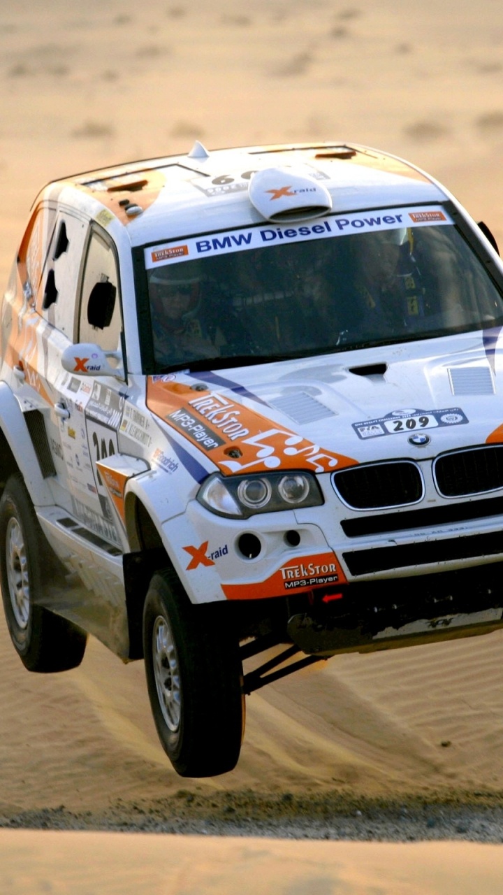 BMW m 3 Blanco y Rojo Sobre Arena Marrón. Wallpaper in 720x1280 Resolution