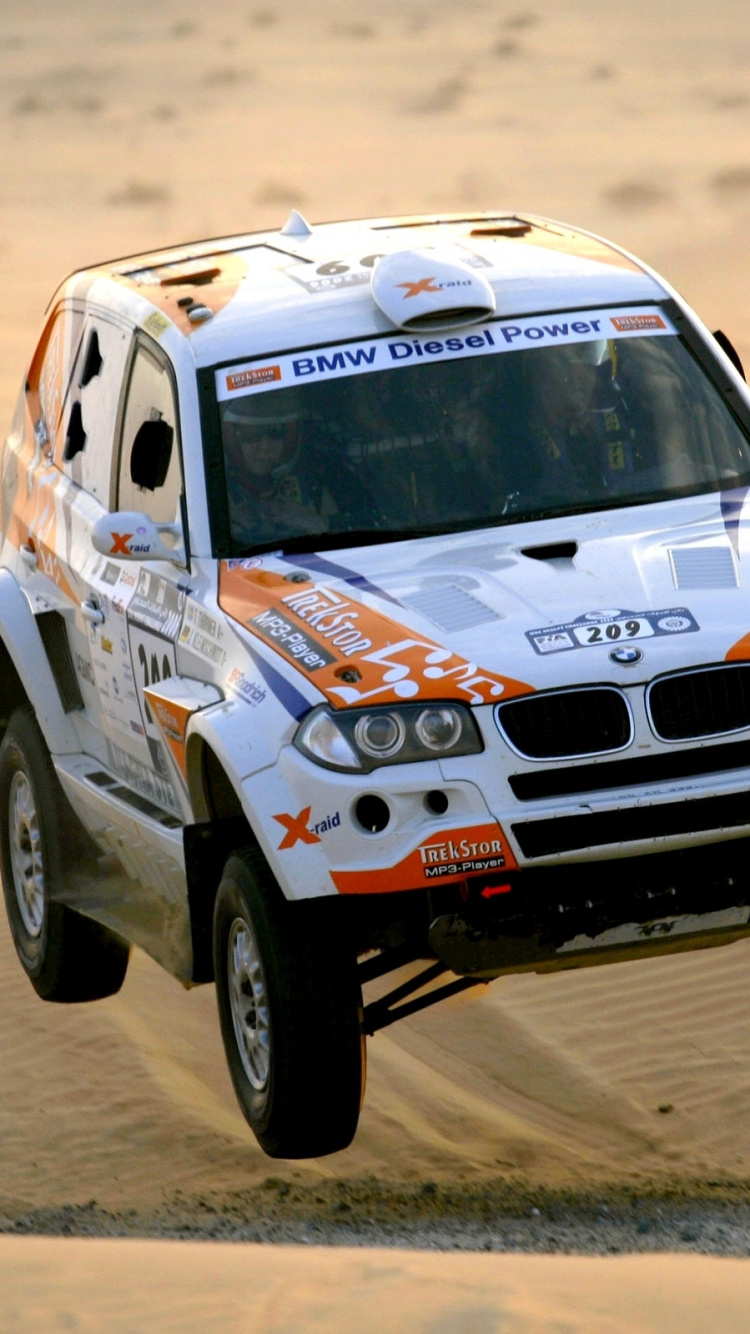 Weißer Und Roter Bmw m 3 Auf Braunem Sand. Wallpaper in 750x1334 Resolution