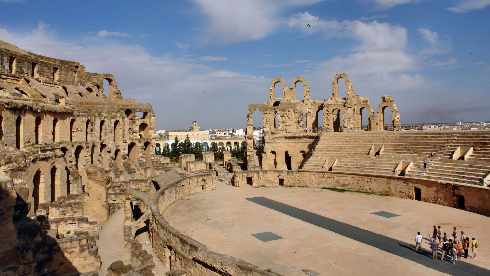Edificio de Hormigón Marrón Bajo un Cielo Azul Durante el Día. Wallpaper in 1920x1080 Resolution