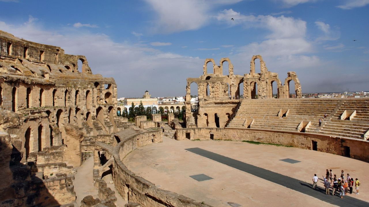 Brown Concrete Building Under Blue Sky During Daytime. Wallpaper in 1280x720 Resolution