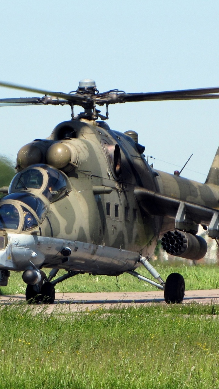 Green and Black Camouflage Military Helicopter on Green Grass Field During Daytime. Wallpaper in 720x1280 Resolution