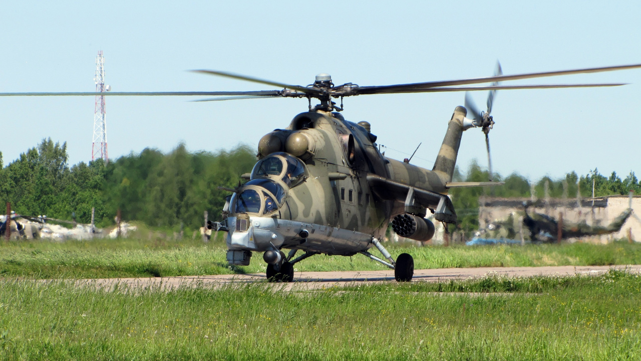 Grüner Und Schwarzer Tarnmilitärhubschrauber Auf Grünem Grasfeld Tagsüber. Wallpaper in 1280x720 Resolution