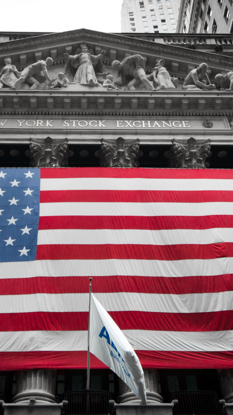 Nosotros Una Bandera en la Parte Superior Del Edificio. Wallpaper in 750x1334 Resolution