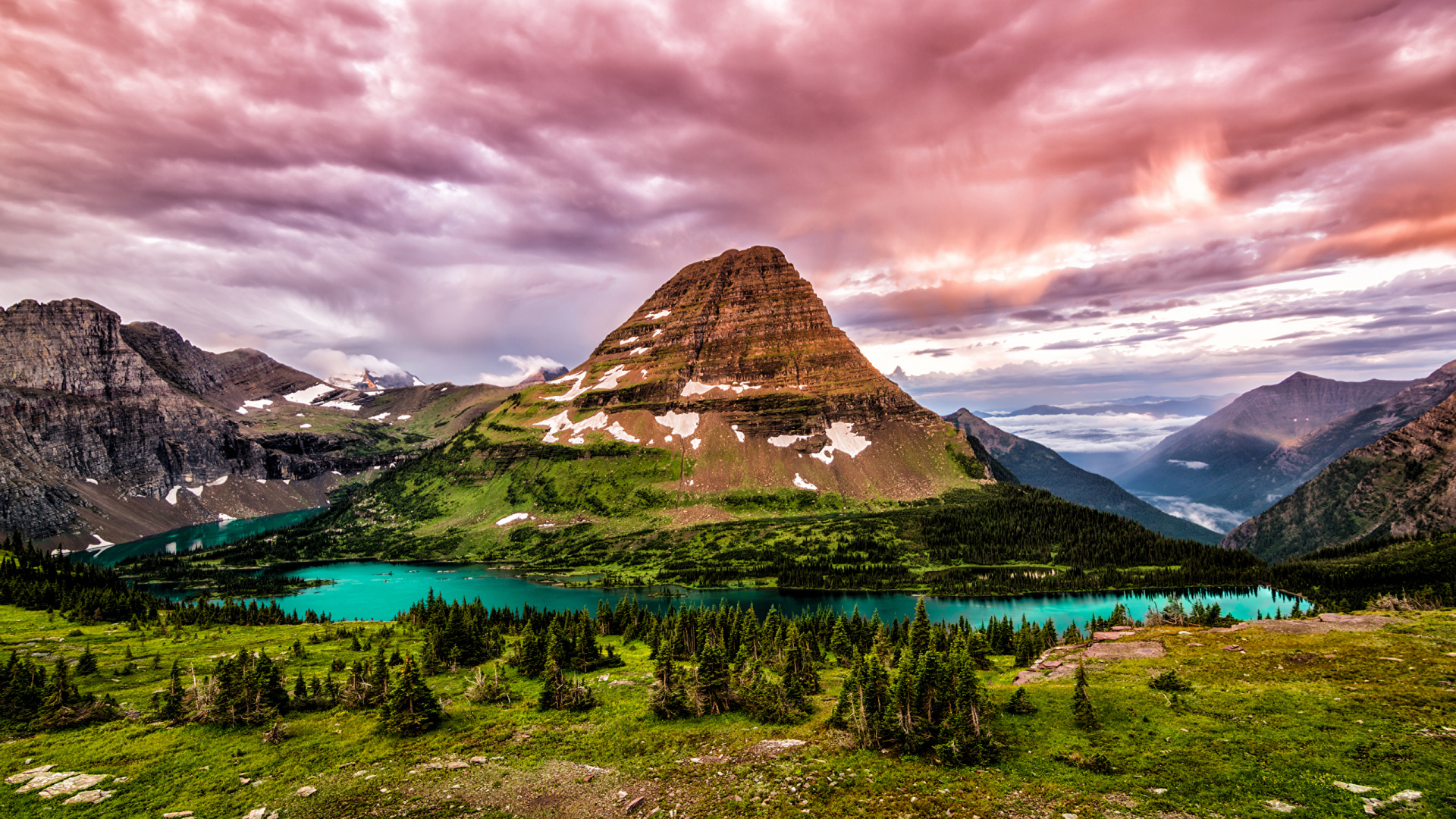 Árboles Verdes Cerca de la Montaña Marrón Bajo un Cielo Nublado Durante el Día. Wallpaper in 1920x1080 Resolution