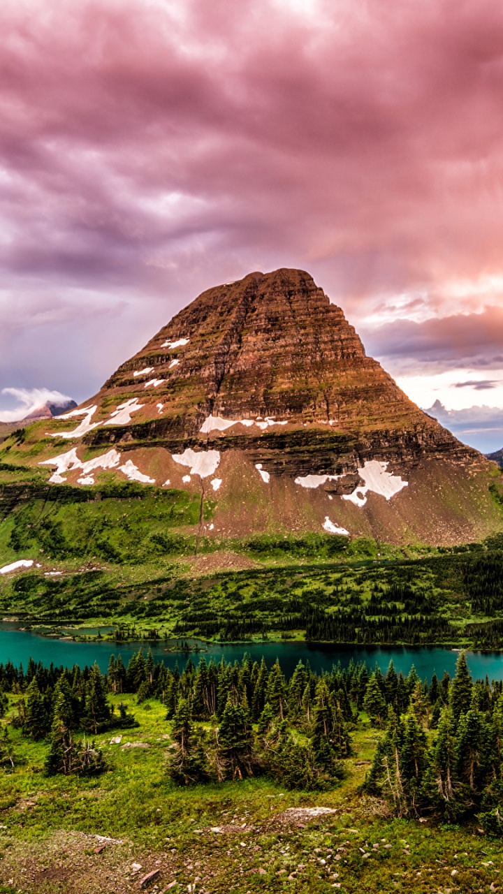 Árboles Verdes Cerca de la Montaña Marrón Bajo un Cielo Nublado Durante el Día. Wallpaper in 720x1280 Resolution