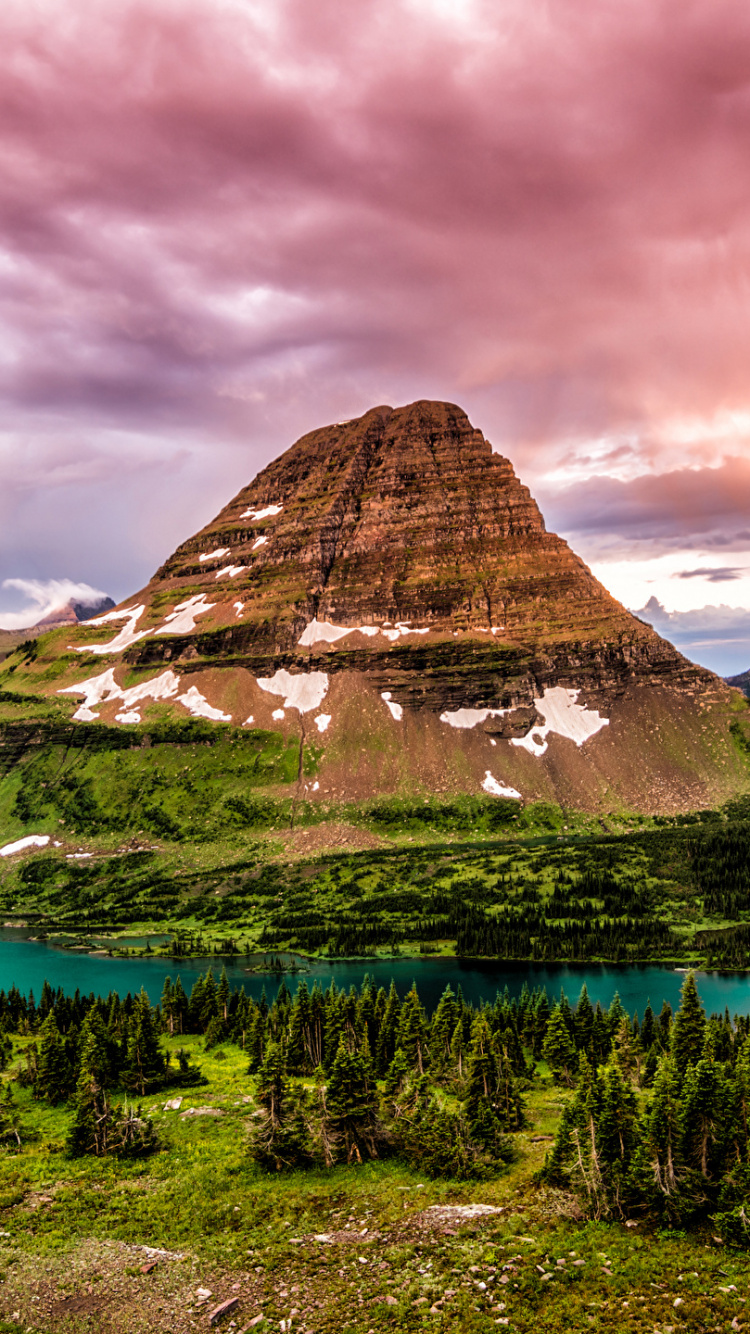 Árboles Verdes Cerca de la Montaña Marrón Bajo un Cielo Nublado Durante el Día. Wallpaper in 750x1334 Resolution