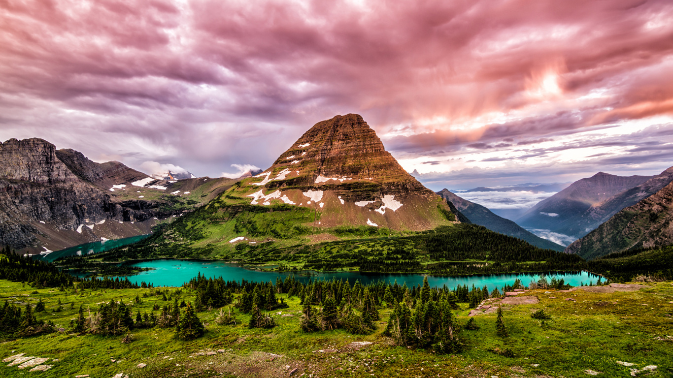 Grüne Bäume in Der Nähe Des Braunen Berges Unter Bewölktem Himmel Tagsüber. Wallpaper in 1366x768 Resolution
