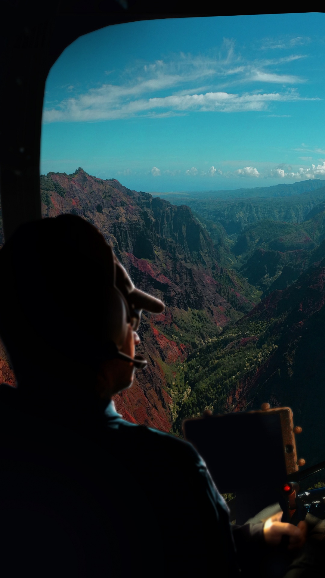 Person in Schwarzer Jacke, Die Tagsüber Auf Dem Autositz Sitzt. Wallpaper in 1080x1920 Resolution