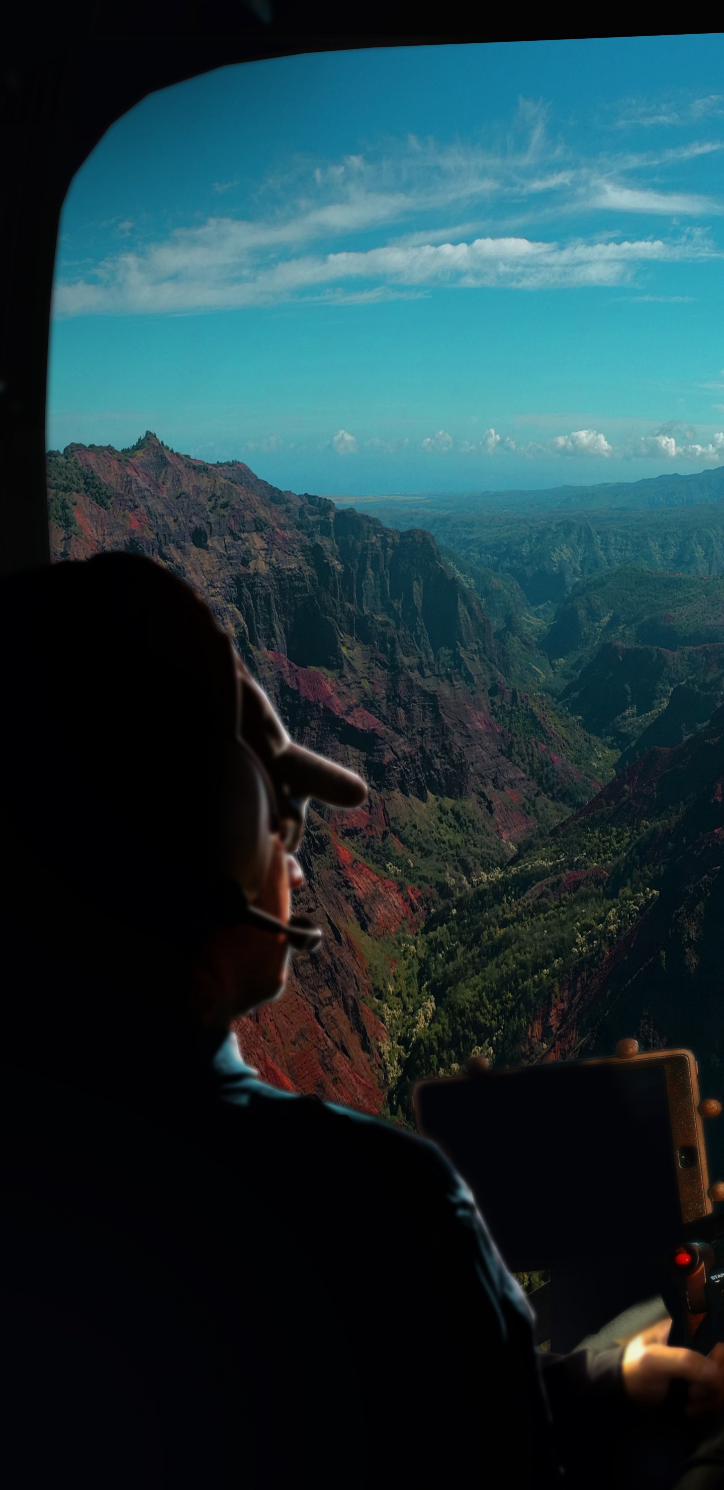 Person in Schwarzer Jacke, Die Tagsüber Auf Dem Autositz Sitzt. Wallpaper in 1440x2960 Resolution