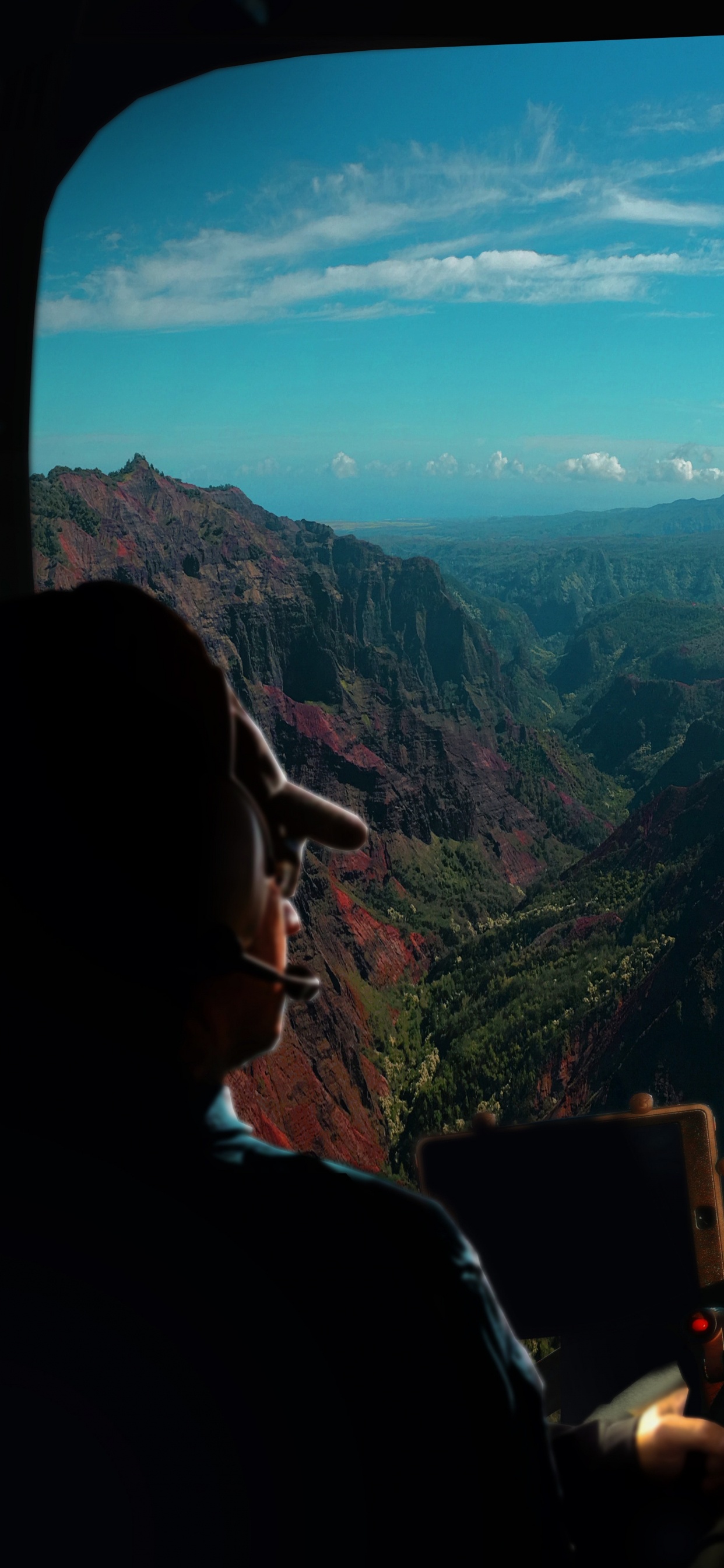 Persona Con Chaqueta Negra Sentada en el Asiento Del Automóvil Durante el Día. Wallpaper in 1242x2688 Resolution