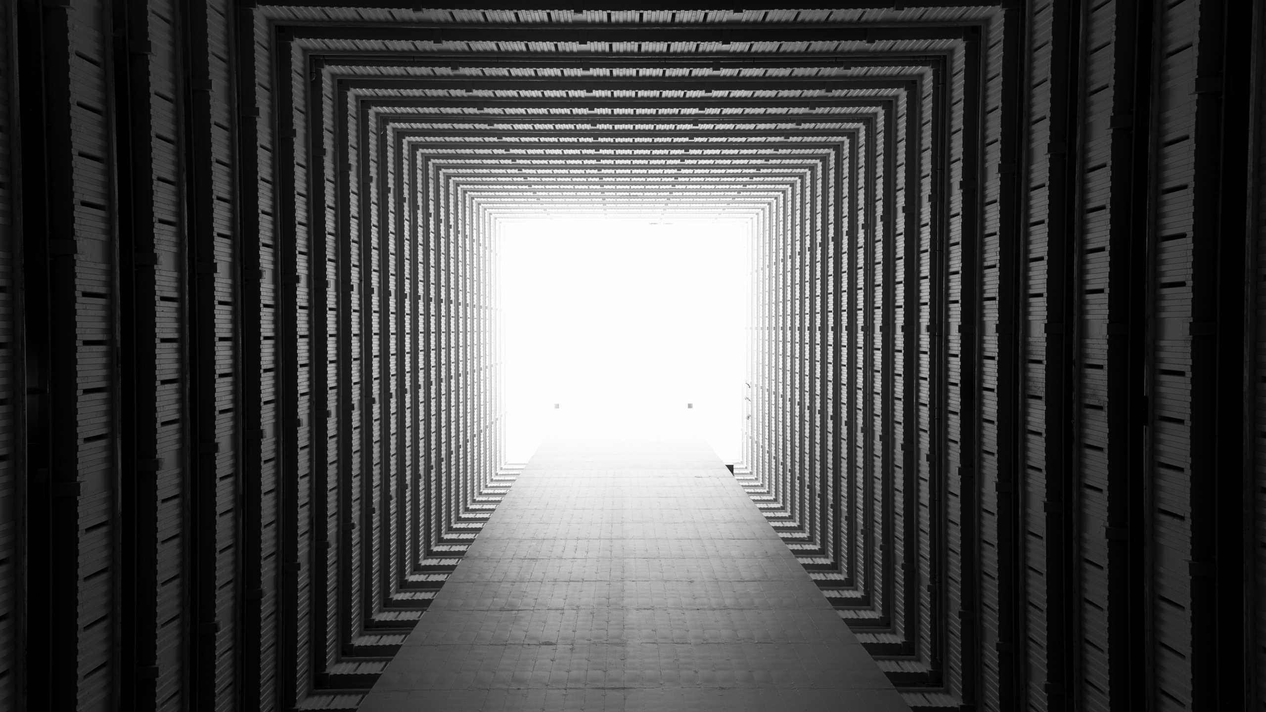 Foto en Escala de Grises Del Pasillo Vacío. Wallpaper in 2560x1440 Resolution