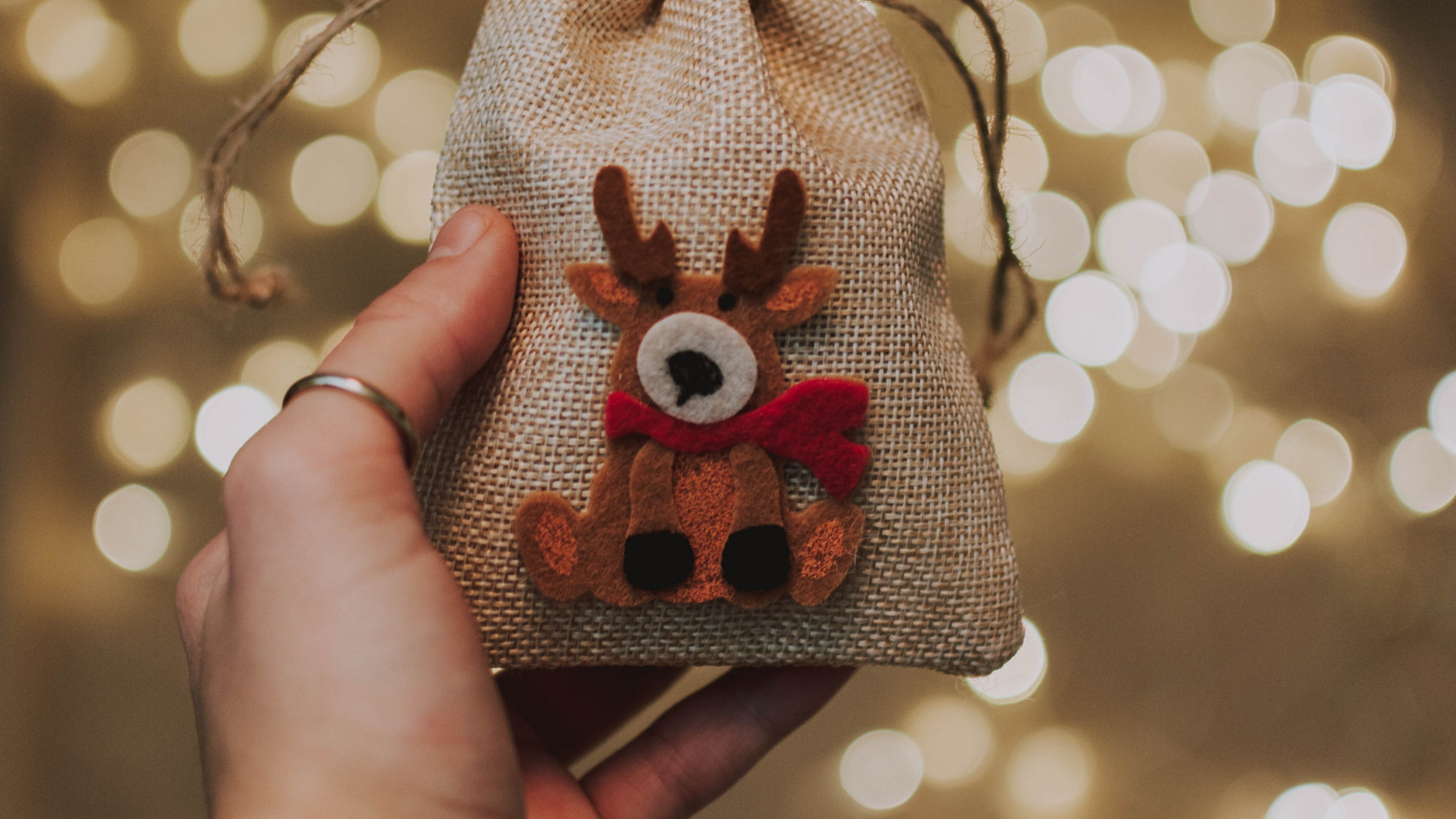 Personne Tenant Une Casquette en Tricot Gris et Rouge. Wallpaper in 3840x2160 Resolution