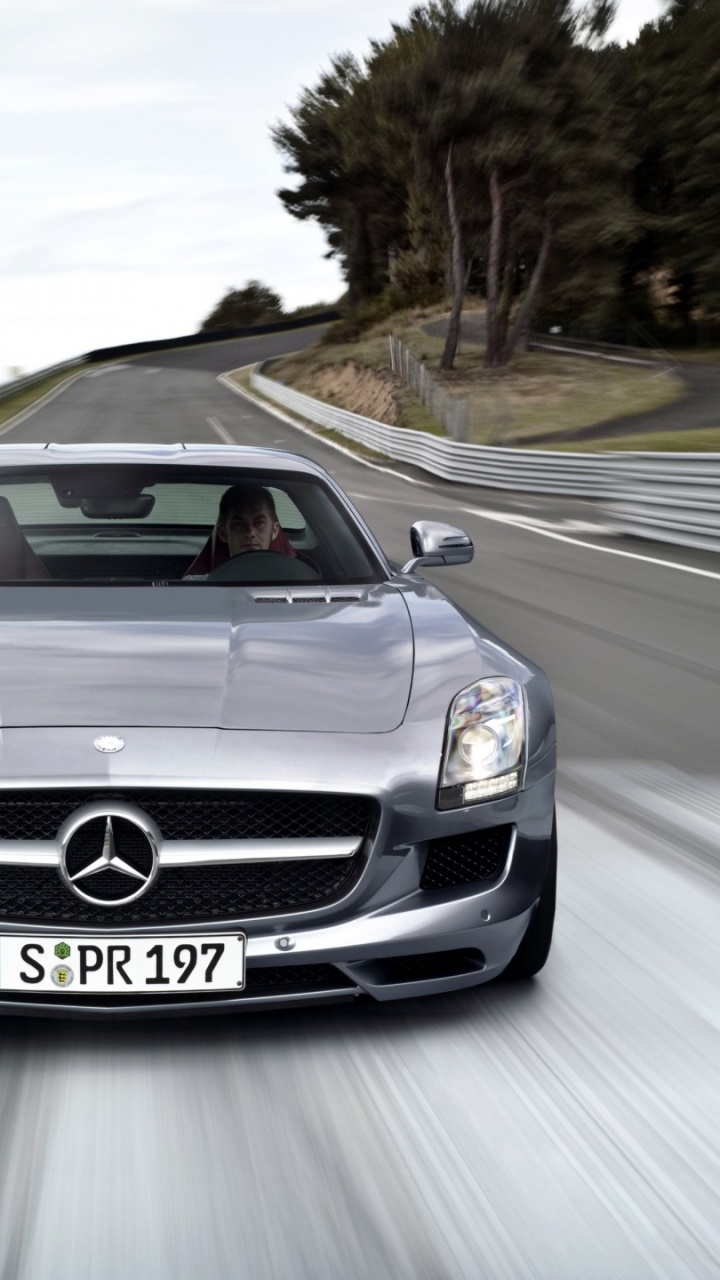 Weiße Mercedes-Benz C-Klasse Tagsüber Unterwegs. Wallpaper in 720x1280 Resolution