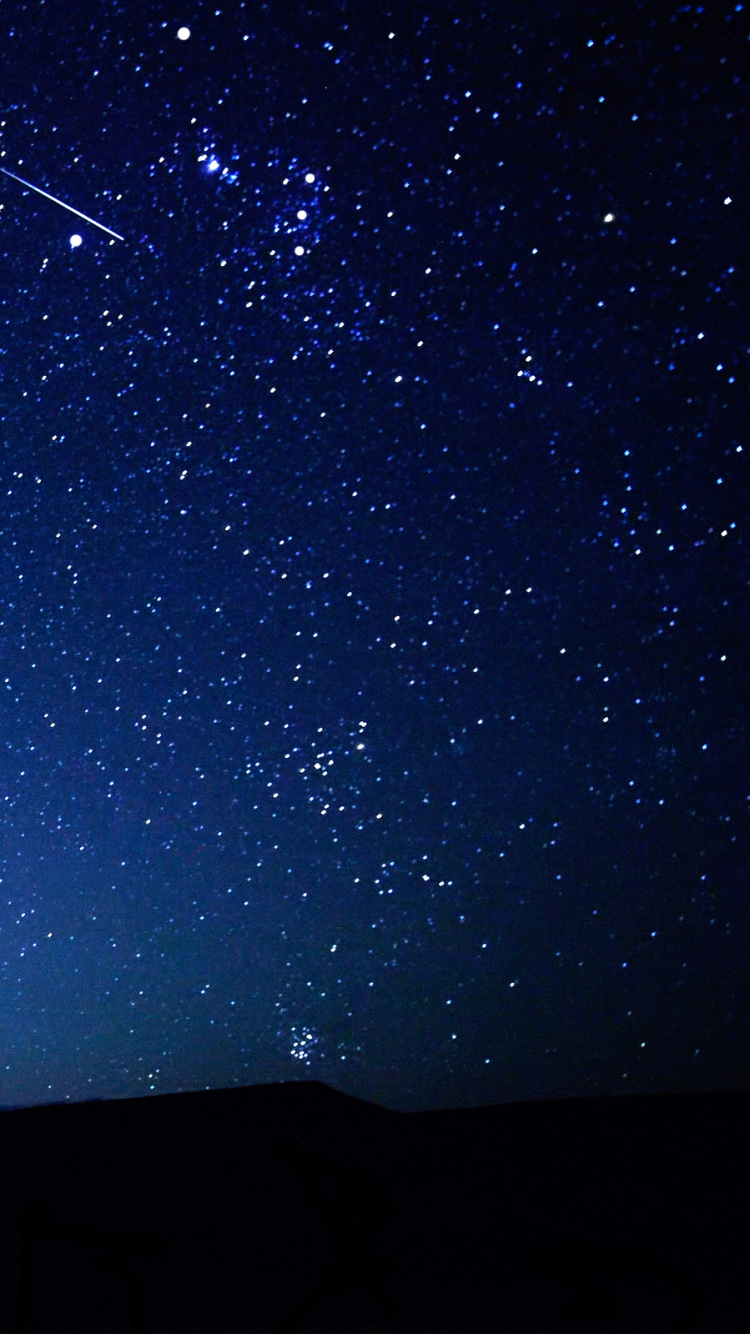 Silhouette de Montagne Sous Ciel Bleu Pendant la Nuit. Wallpaper in 750x1334 Resolution