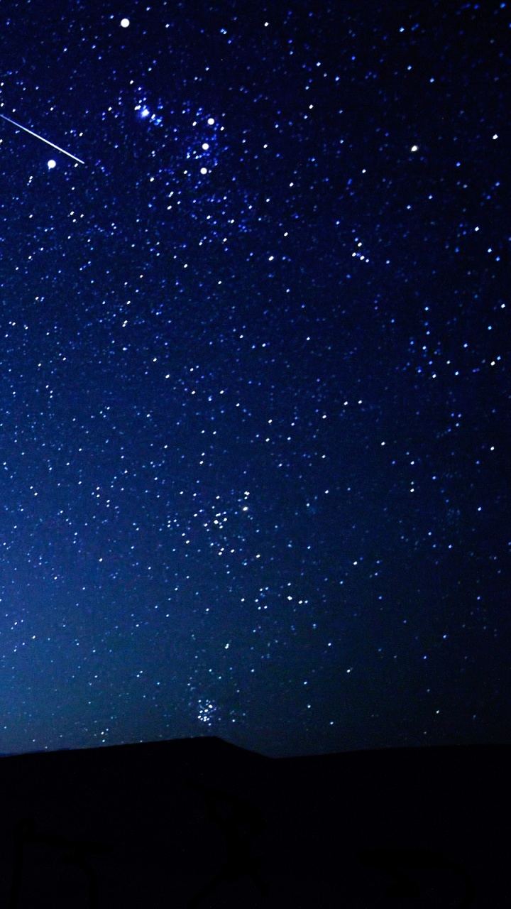 Silueta de Montaña Bajo un Cielo Azul Durante la Noche. Wallpaper in 720x1280 Resolution