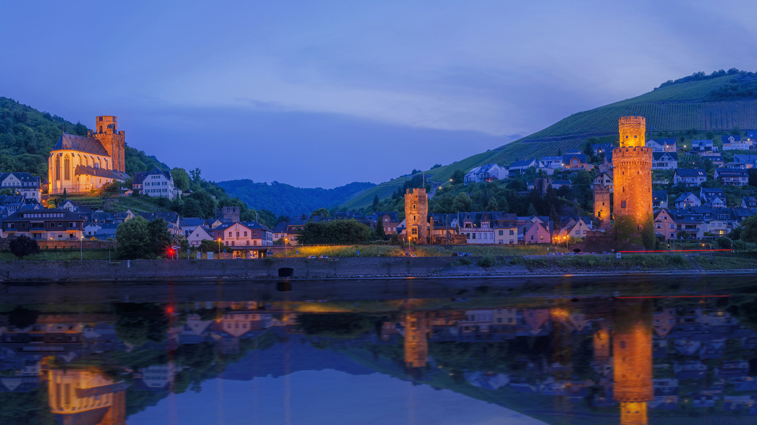 Edificio de Hormigón Marrón Cerca de la Montaña Verde Durante el Día. Wallpaper in 2560x1440 Resolution