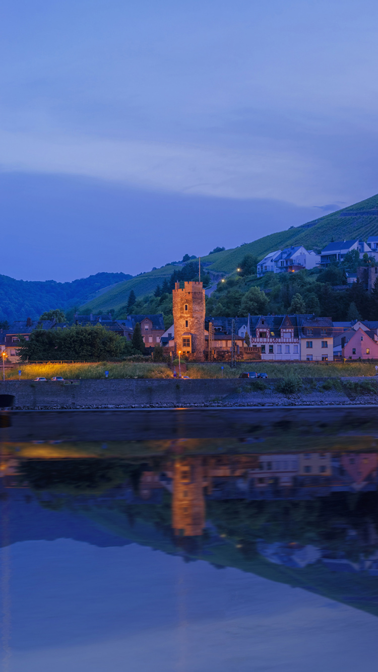 Edificio de Hormigón Marrón Cerca de la Montaña Verde Durante el Día. Wallpaper in 750x1334 Resolution