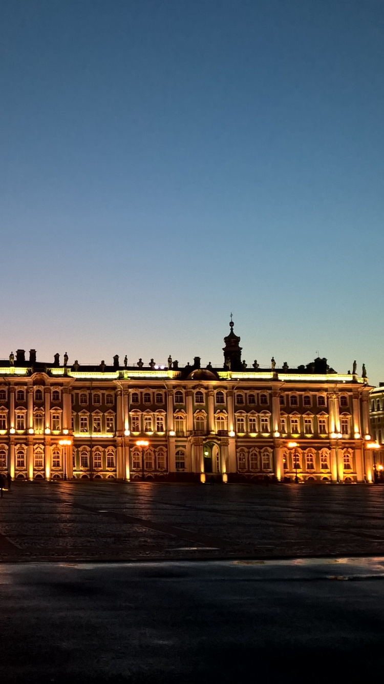 Silhouette Von Menschen, Die Bei Sonnenuntergang Auf Der Straße Gehen. Wallpaper in 750x1334 Resolution