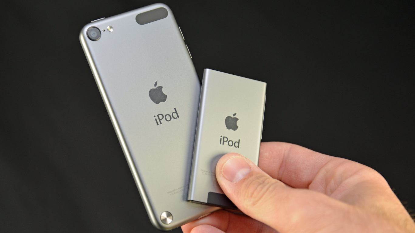 Silver Ipod Touch on Persons Hand. Wallpaper in 1366x768 Resolution