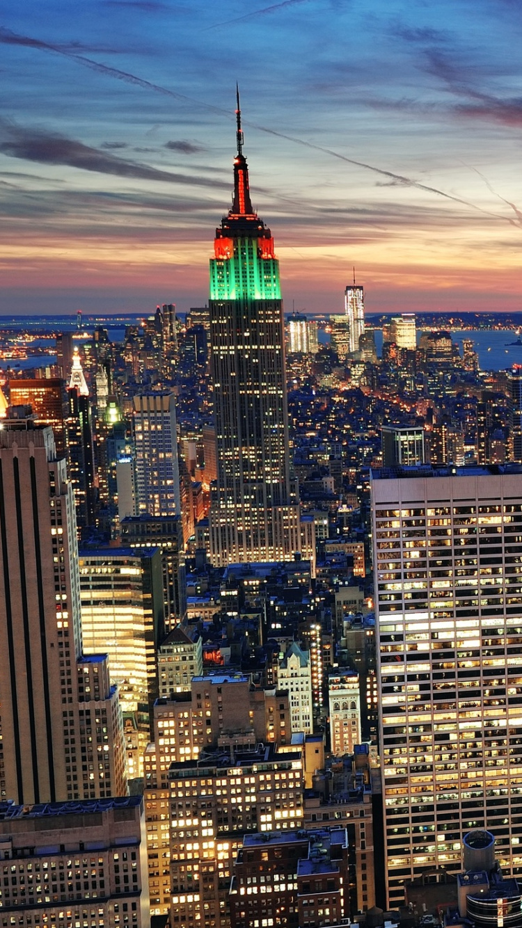 Vue Aérienne Des Bâtiments de la Ville Pendant la Nuit. Wallpaper in 750x1334 Resolution