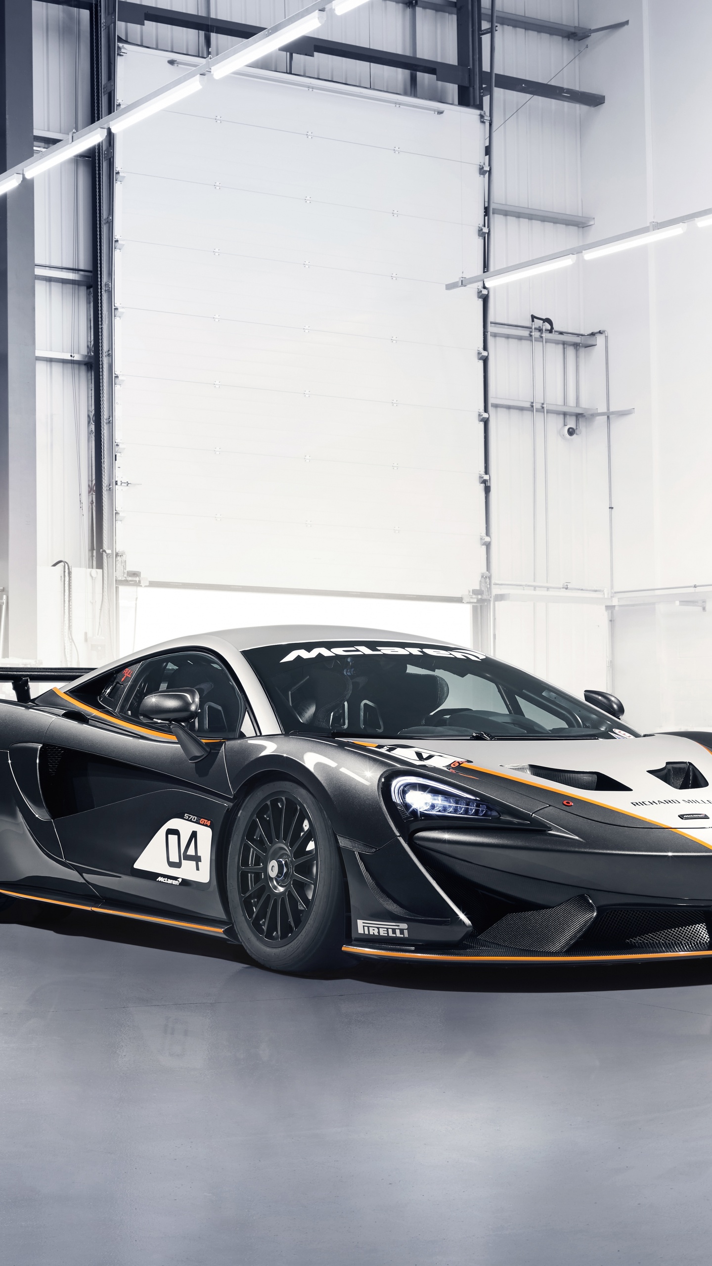 Schwarz-weißer Porsche 911 in Einer Garage Geparkt. Wallpaper in 1440x2560 Resolution