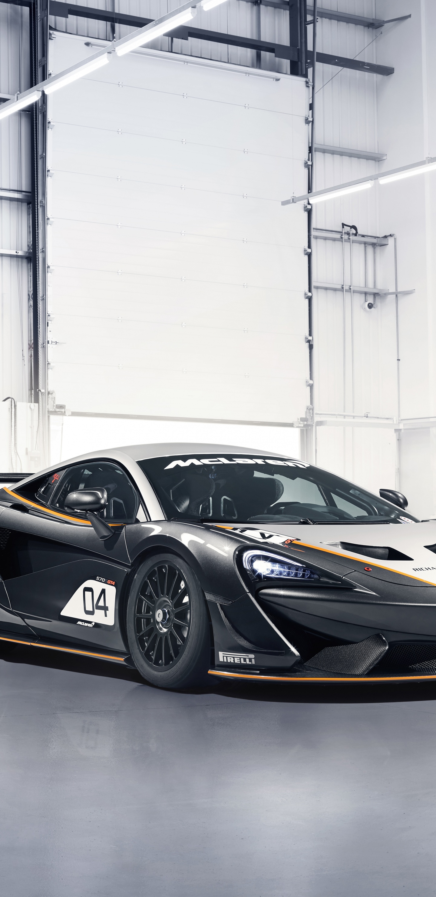 Schwarz-weißer Porsche 911 in Einer Garage Geparkt. Wallpaper in 1440x2960 Resolution