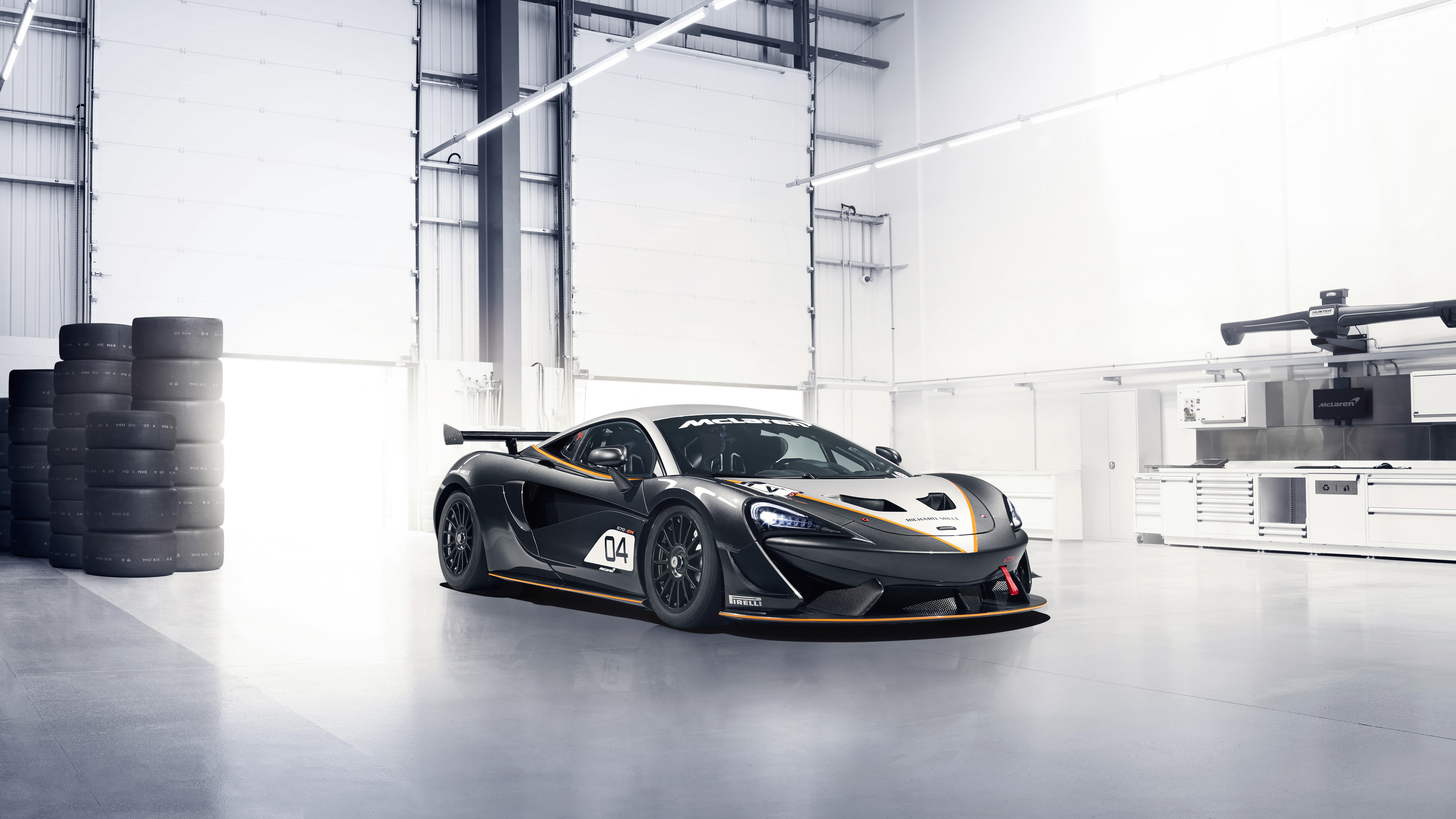 Schwarz-weißer Porsche 911 in Einer Garage Geparkt. Wallpaper in 7680x4320 Resolution