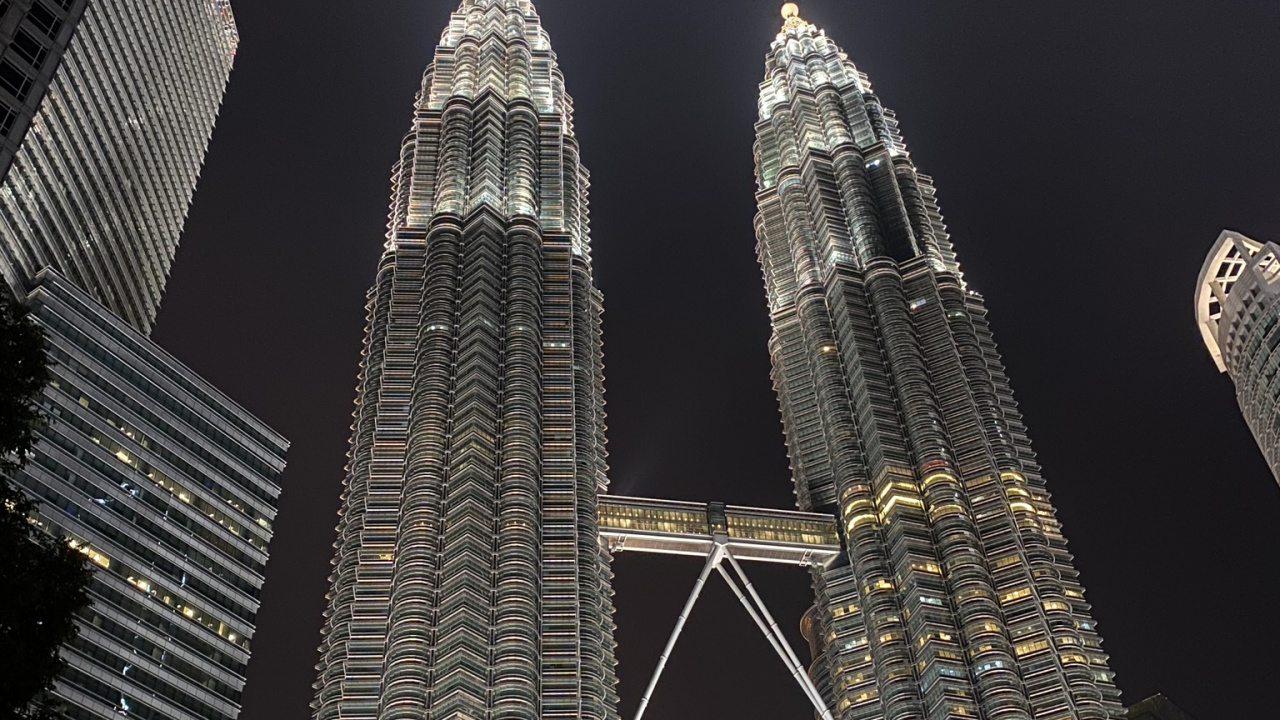 Petronas Towers, Kuala Lumpur, Malaysia, Petronas Twin Towers, Night. Wallpaper in 1280x720 Resolution