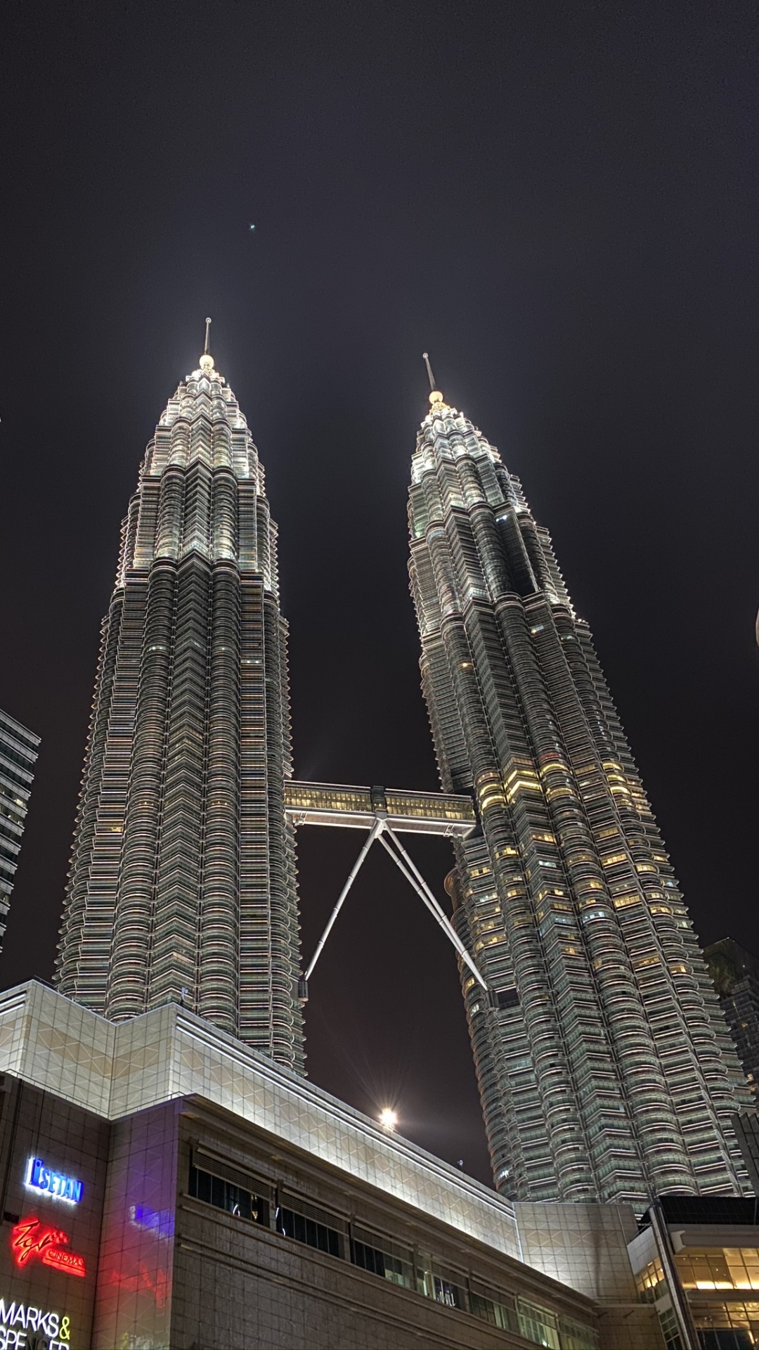 Petronas Towers, Kuala Lumpur, Malaysien, Petronas Twin Towers; Petronas Zwillingstürme, Nacht. Wallpaper in 1080x1920 Resolution