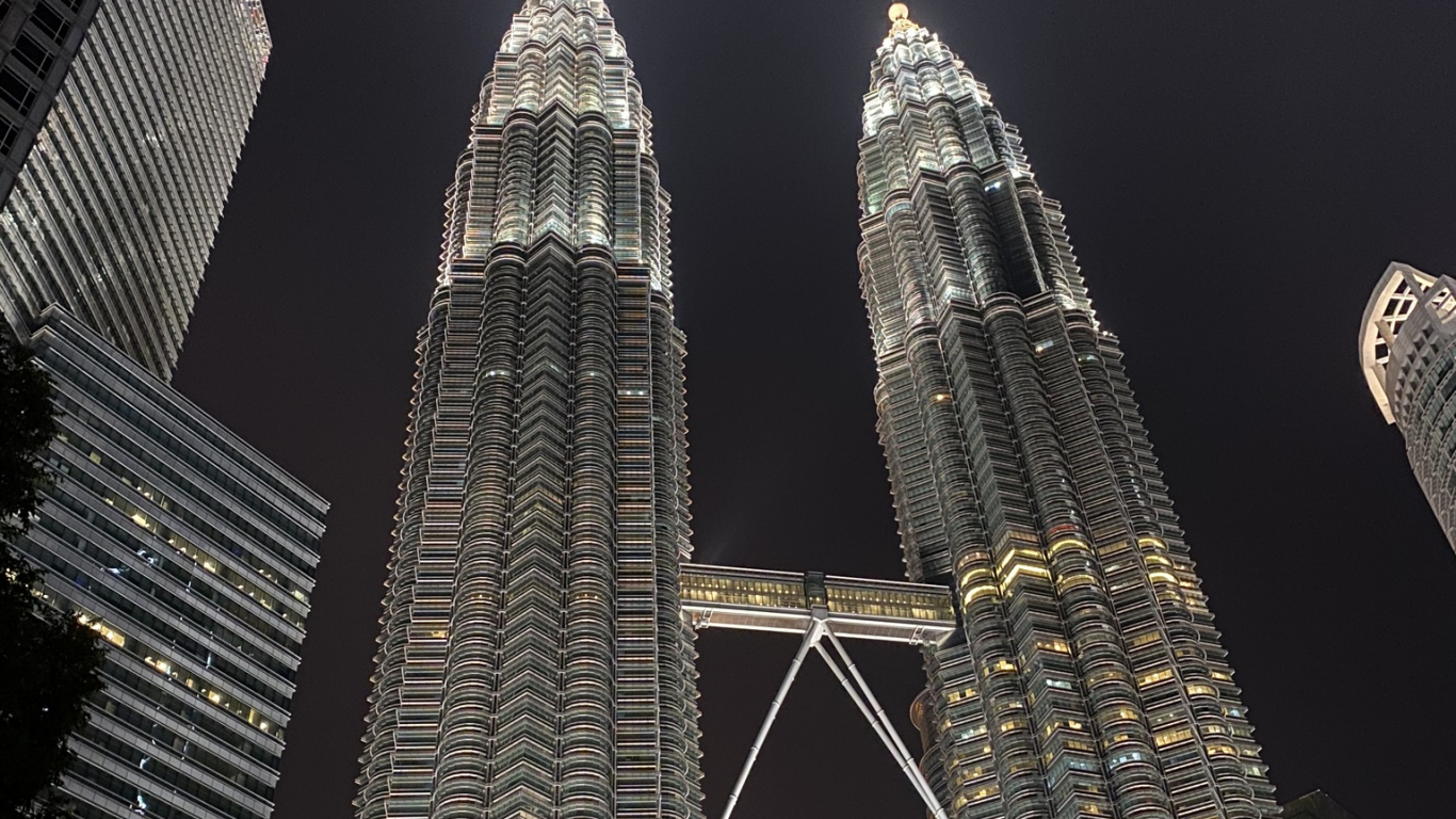Tours Petronas, Kuala Lumpur, Malaisie, Les Tours Jumelles Petronas, Nuit. Wallpaper in 1366x768 Resolution