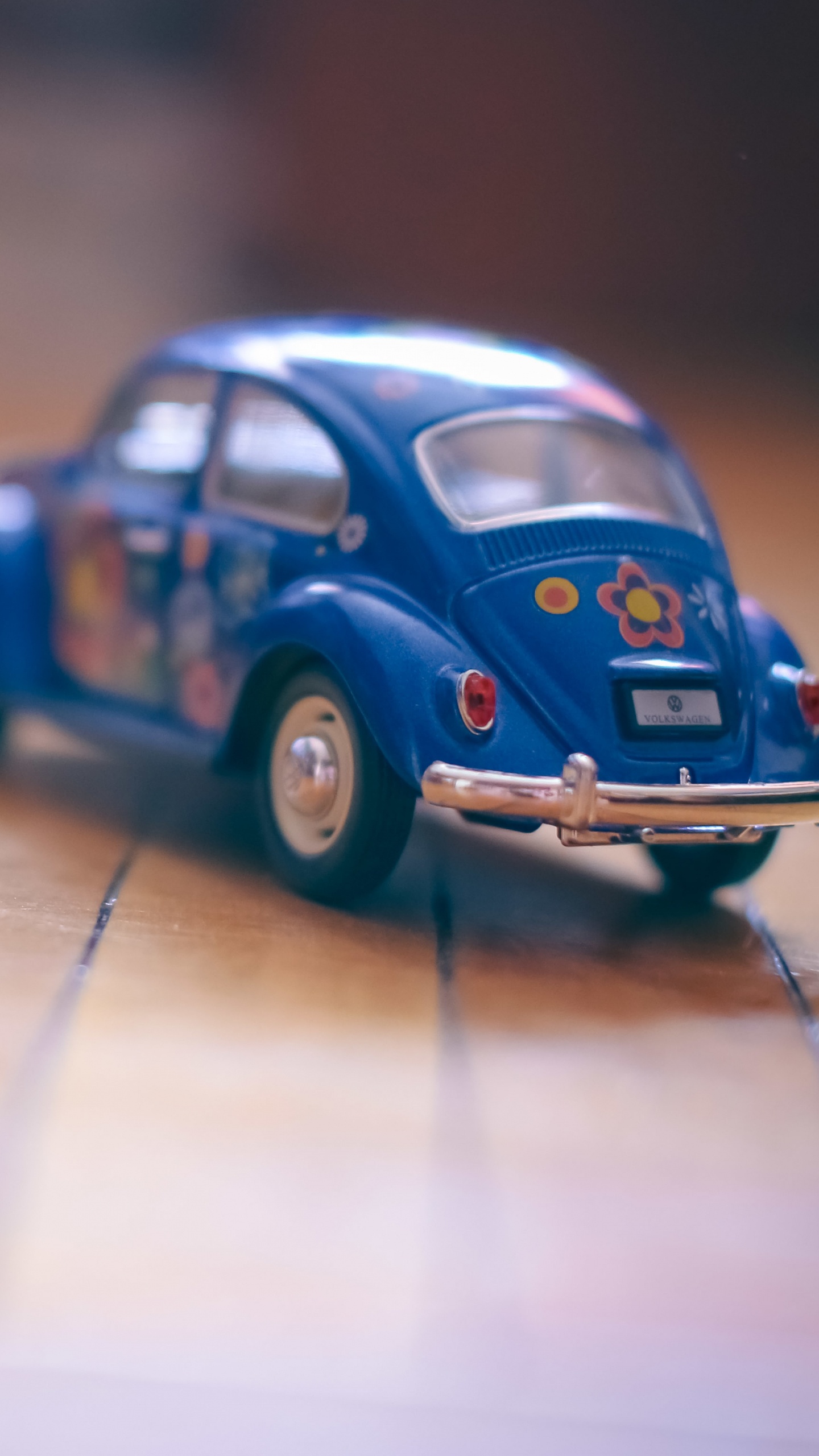 Blauer Volkswagen Käfer Maßstabsmodell. Wallpaper in 1440x2560 Resolution