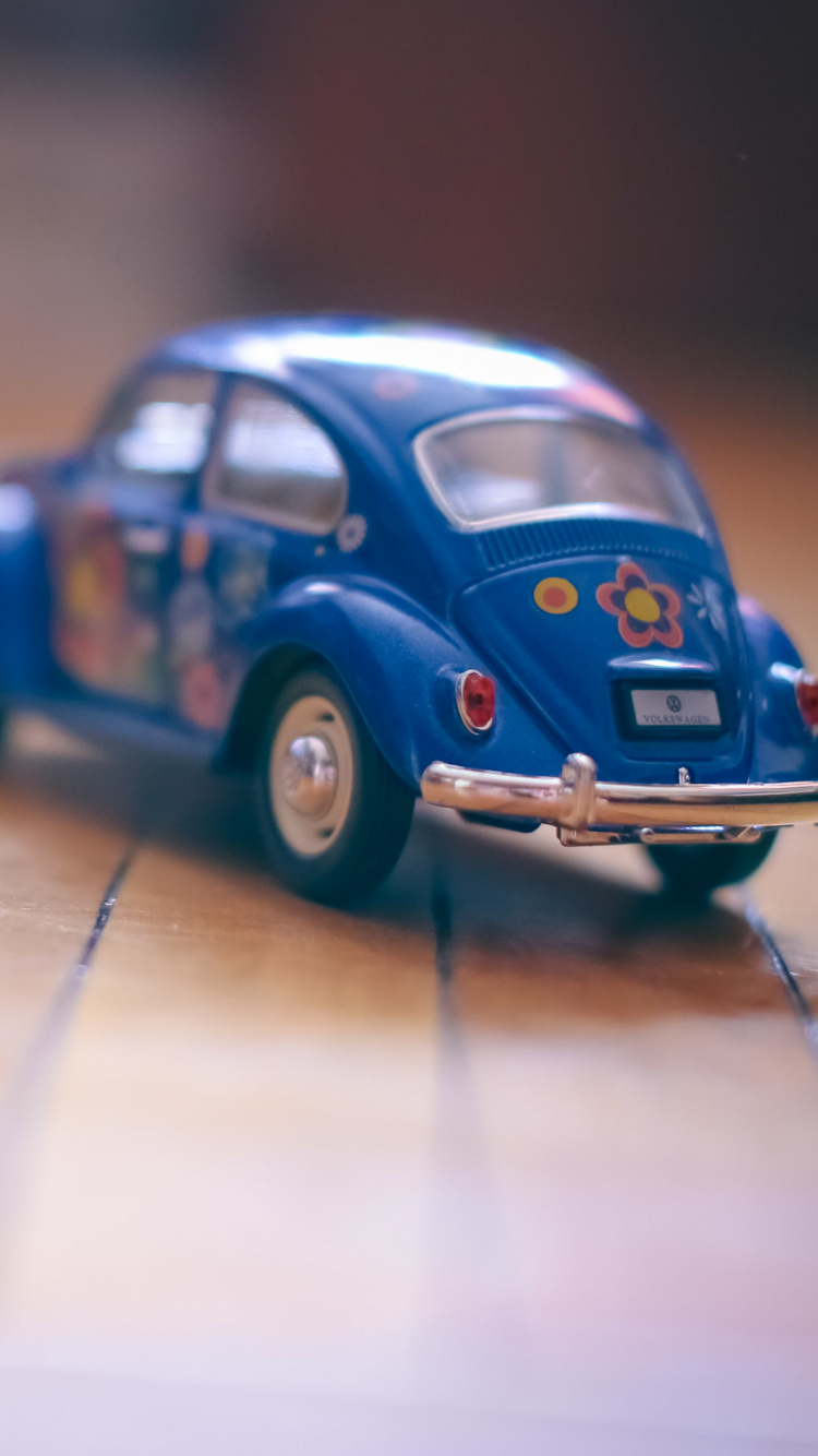 Blauer Volkswagen Käfer Maßstabsmodell. Wallpaper in 750x1334 Resolution