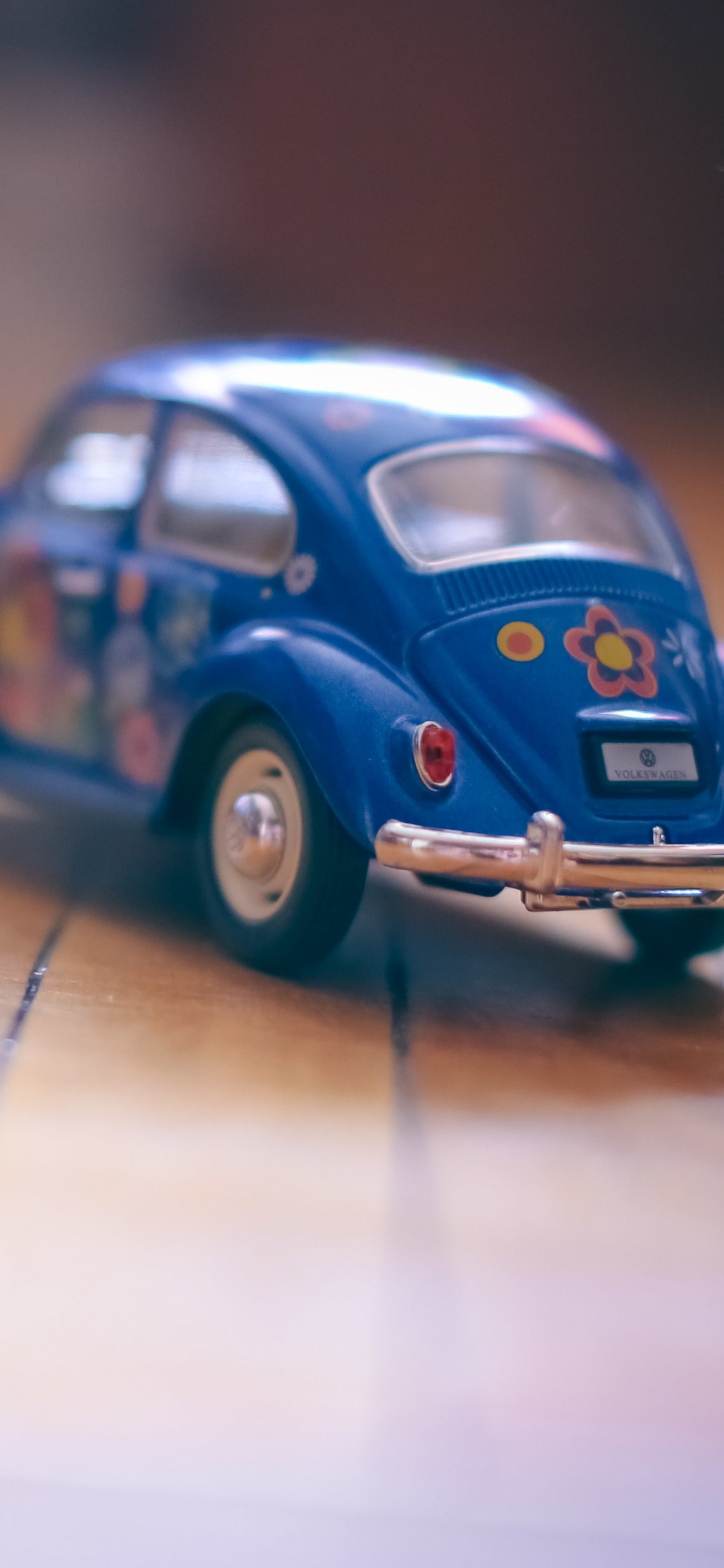 Blue Volkswagen Beetle Scale Model. Wallpaper in 1125x2436 Resolution