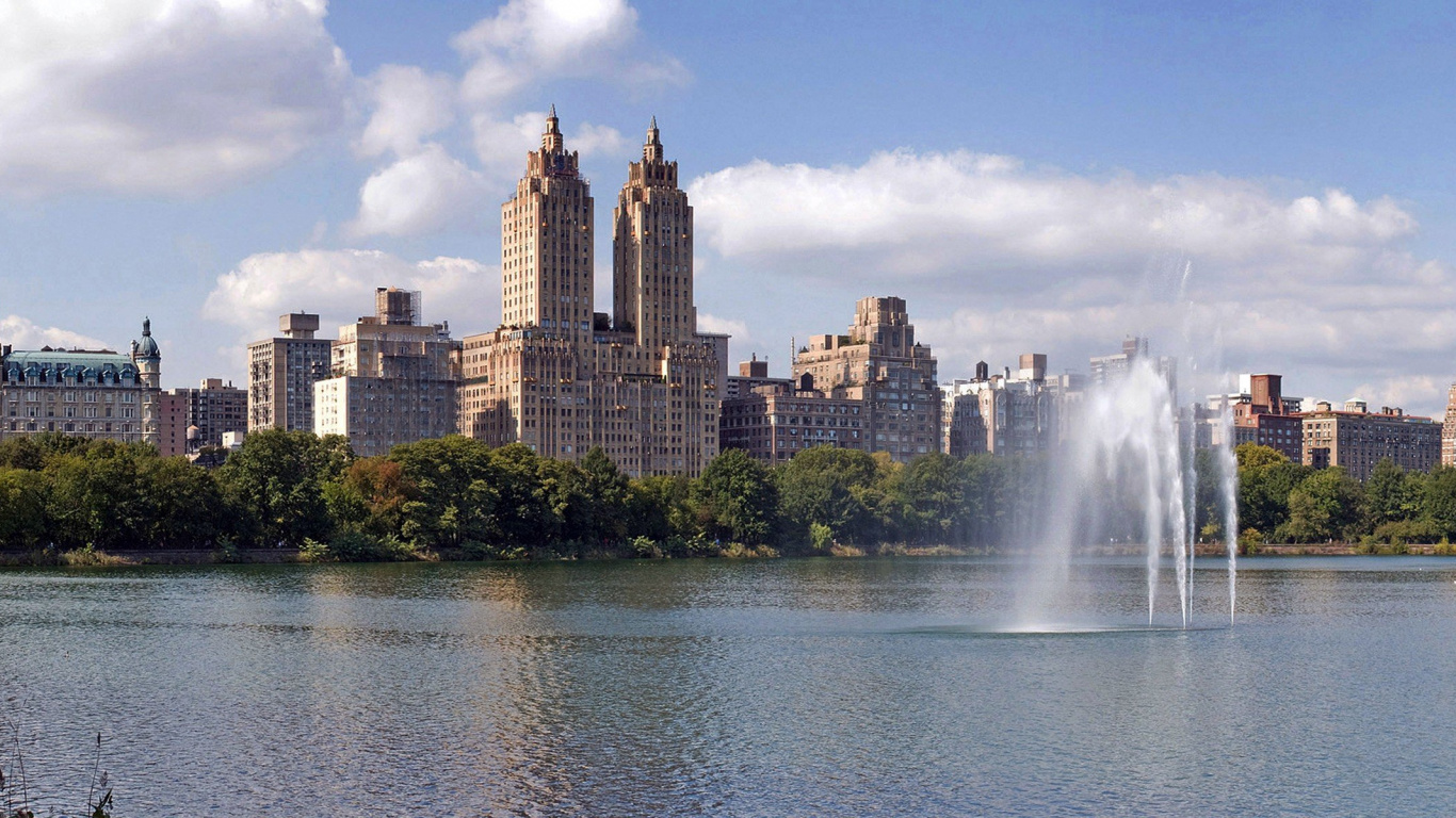 Grüne Bäume in Der Nähe Von Gewässern Tagsüber Water. Wallpaper in 1366x768 Resolution