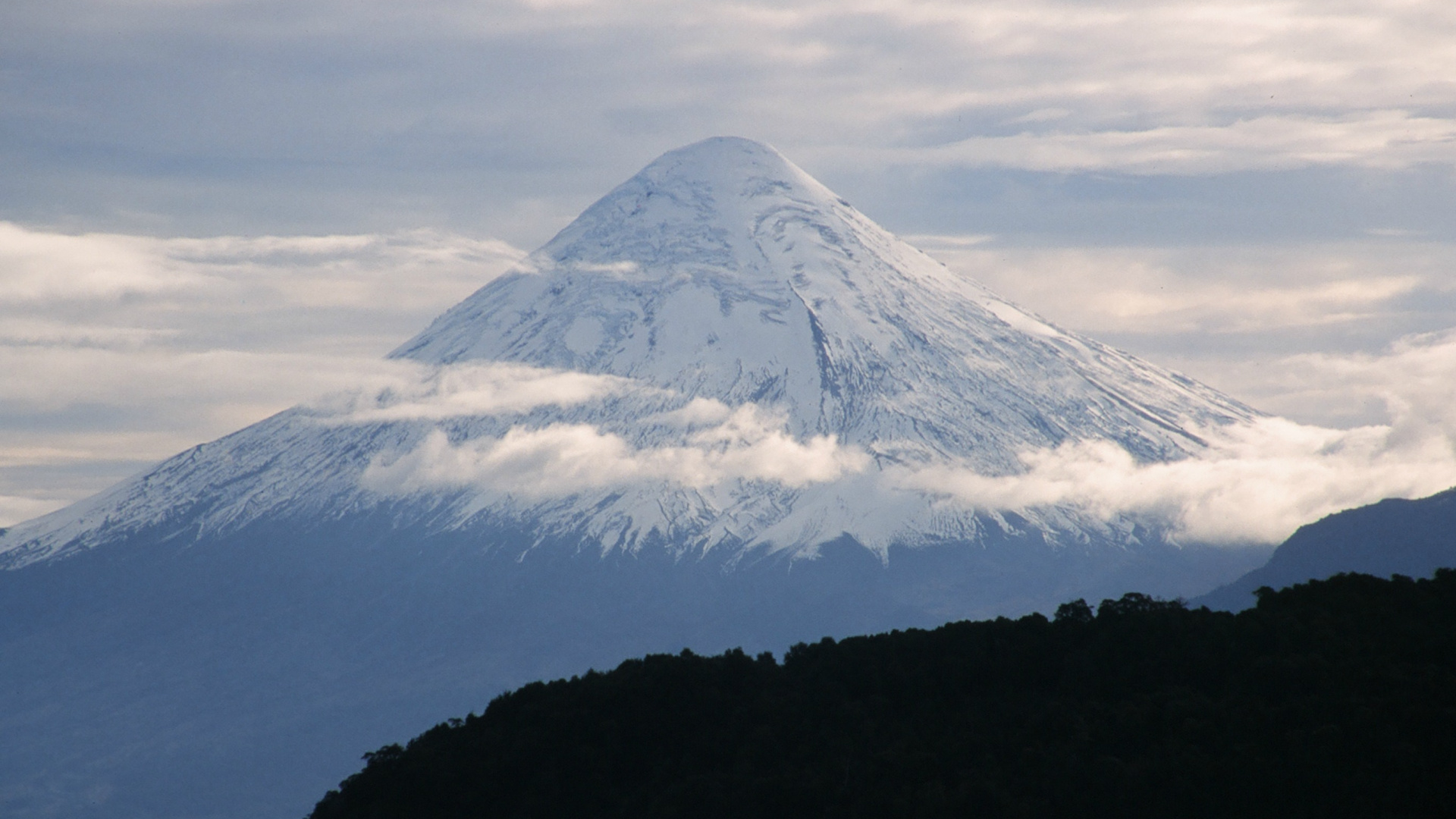 Nuages Blancs Sur la Montagne Couverte de Neige. Wallpaper in 1920x1080 Resolution