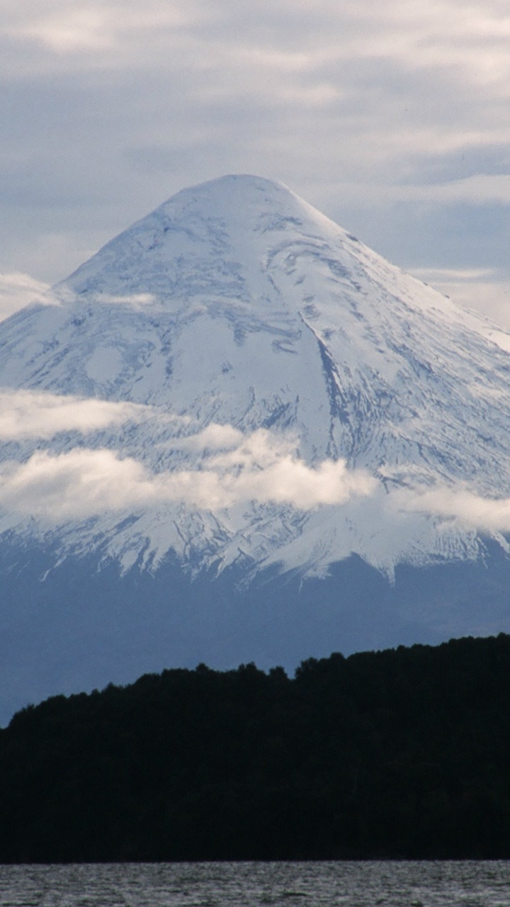 Nuages Blancs Sur la Montagne Couverte de Neige. Wallpaper in 720x1280 Resolution